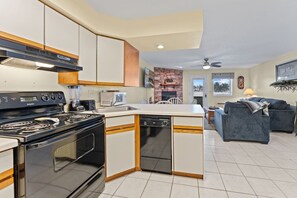 Private kitchen - Dells Lakeview Oasis - A Waterfront Property (Wisconsin Dells)