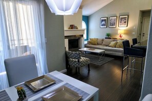 Living area - Charming 2BDR/2Bath condo in  the Heart of  Las Vegas (Las Vegas)