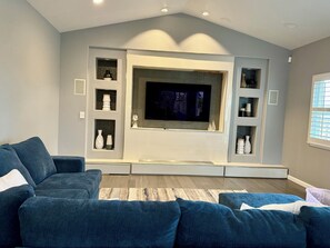 TV - A Luxury Resort Escape w/in minutes of wineries, hiking trails and attractions (Gilroy)