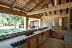 Microwave, oven, stovetop, dishwasher - A Luxury Resort Escape w/in minutes of wineries, hiking trails and attractions (Gilroy)