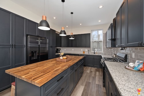 Stylish Townhouse with Game Room, King Suite
