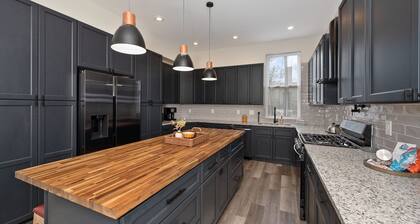 Stylish Townhouse with Game Room, King Suite