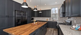 Stylish Townhouse with Game Room, King Suite