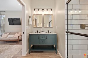 Interior - Stylish Townhouse with Game Room, King Suite (Cincinnati)