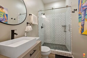 Shower, hair dryer, towels, soap - Stylish Townhouse with Game Room, King Suite (Cincinnati)