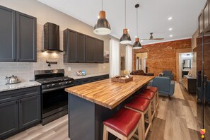 Fridge, microwave, oven, stovetop - Stylish Townhouse with Game Room, King Suite (Cincinnati)