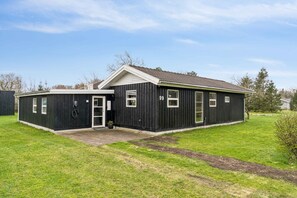 Exterior - Newly renovated holiday home 150 m from fjord (Farsø)