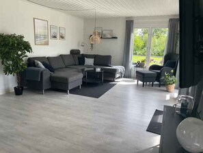 TV - Newly renovated holiday home 150 m from fjord (Farsø)