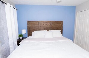 Silitysrauta/-lauta, Wi-Fi, vuodevaatteet