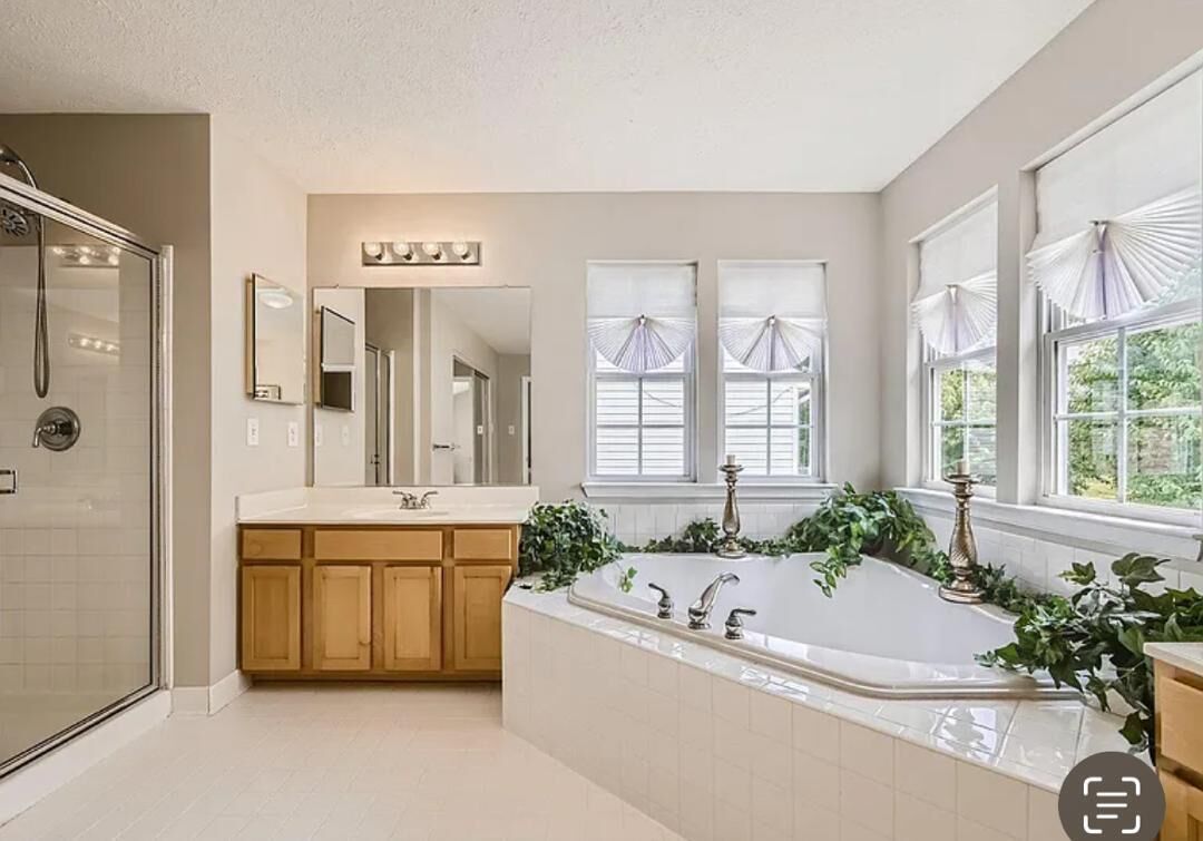 Secadora de cabello, toallas, jabón, papel de baño 