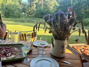 Outdoor dining - Idyllic wooden cabin with fireplace near Tisvilde (Frederiksværk)