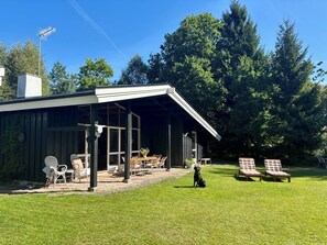 Outdoor dining - Idyllic wooden cabin with fireplace near Tisvilde (Frederiksværk)