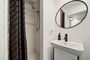 Shower, hair dryer, shampoo - Boho Little Italy Studio with Patio (San Diego)