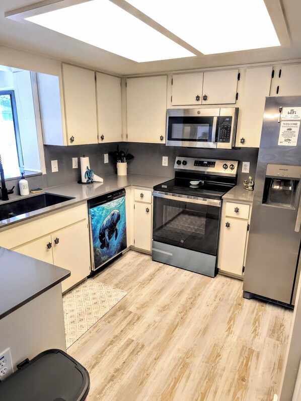 Fridge, microwave, oven, stovetop - 3/2 pet friendly, centrally located to 3 rivers, manatees, scallops, and fishing (Homosassa)