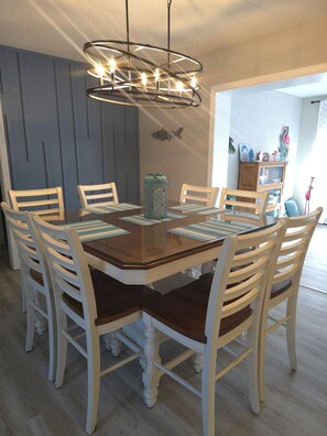 Dining - 3/2 pet friendly, centrally located to 3 rivers, manatees, scallops, and fishing (Homosassa)