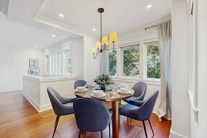 Dining - Luxury townhome with gas fireplace and easy access to downtown (Seattle)