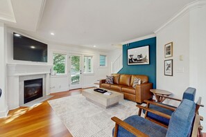 TV, fireplace - Luxury townhome with gas fireplace and easy access to downtown (Seattle)