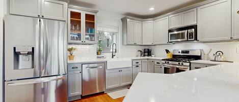 Réfrigérateur, micro-ondes, four, plaque de cuisson