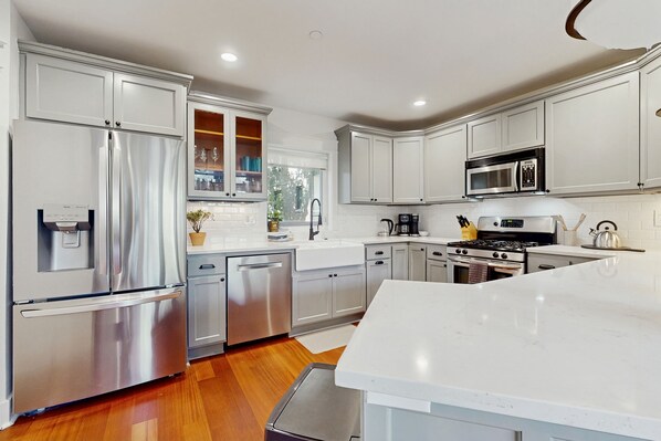 Fridge, microwave, oven, stovetop - Luxury townhome with gas fireplace and easy access to downtown (Seattle)