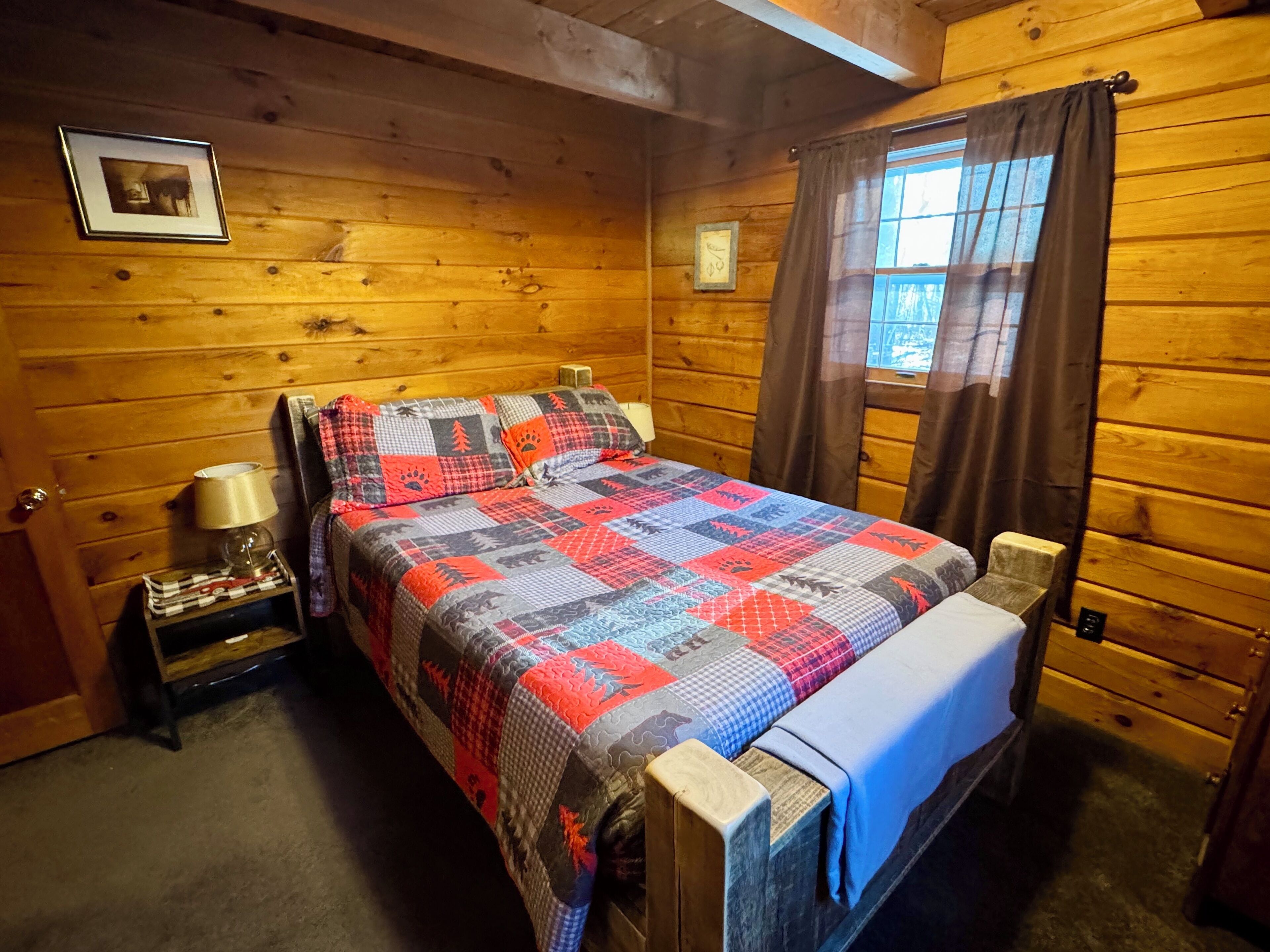 2 makuuhuonetta, työpöytä, ilmainen Wi-Fi, vuodevaatteet