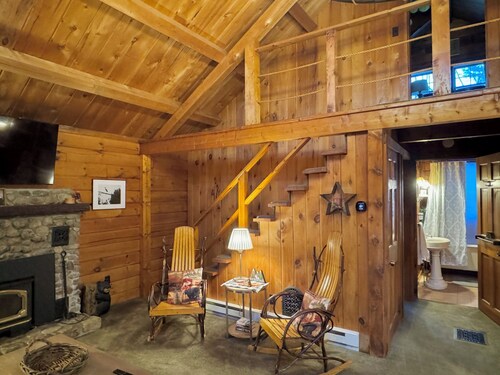 Maple Ridge Lodge - A peaceful Rustic getaway