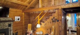 Maple Ridge Lodge - A peaceful Rustic getaway