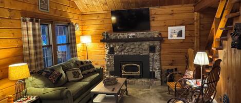 TV connectée, cheminée, livres