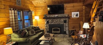 Maple Ridge Lodge - A peaceful Rustic getaway