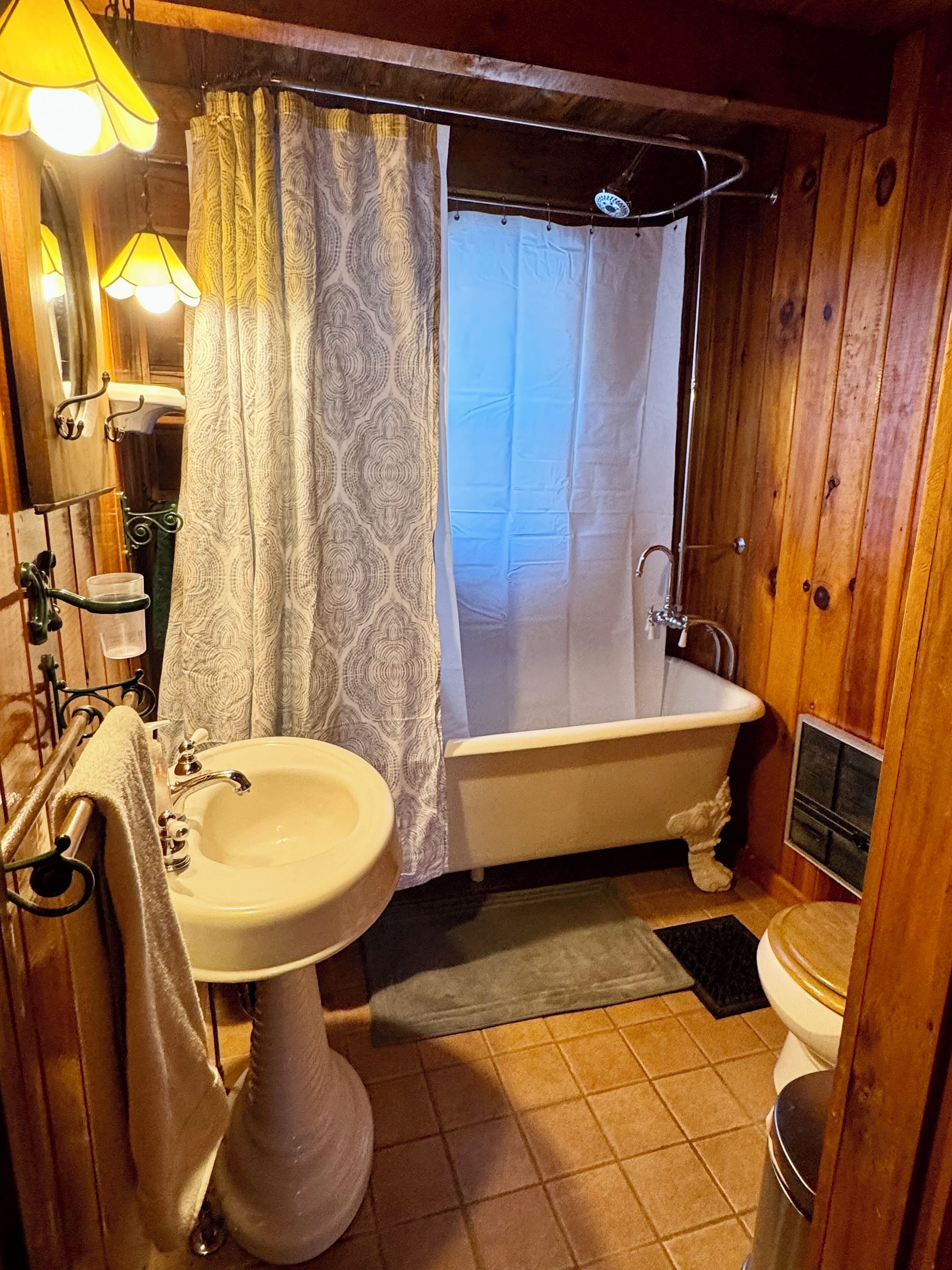 Haartrockner, Handtücher, Seife, Toilettenpapier