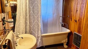 Haartrockner, Handtücher, Seife, Toilettenpapier