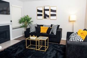 Living area - Stylish 1-bedroom apartment in charming Arlington near ATT Stadium (Arlington)