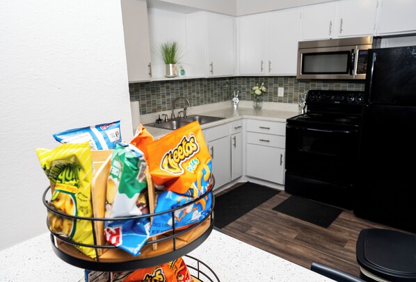 Private kitchen - Stylish 1-bedroom apartment in charming Arlington near ATT Stadium (Arlington)