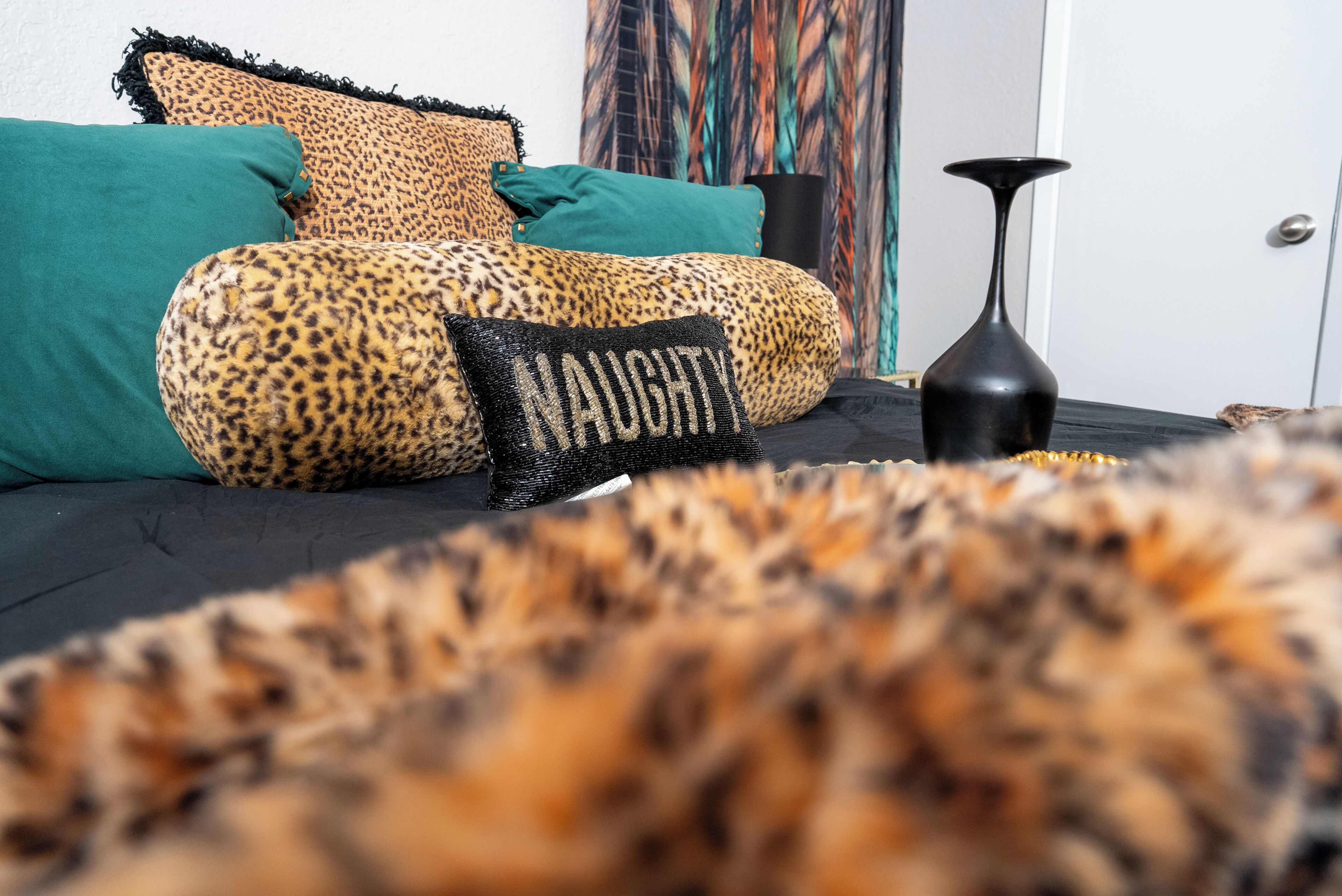 Een strijkplank/strijkijzer, wifi, beddengoed