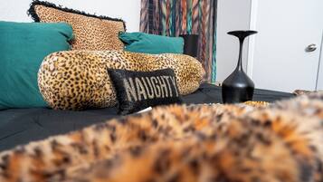 Een strijkplank/strijkijzer, wifi, beddengoed