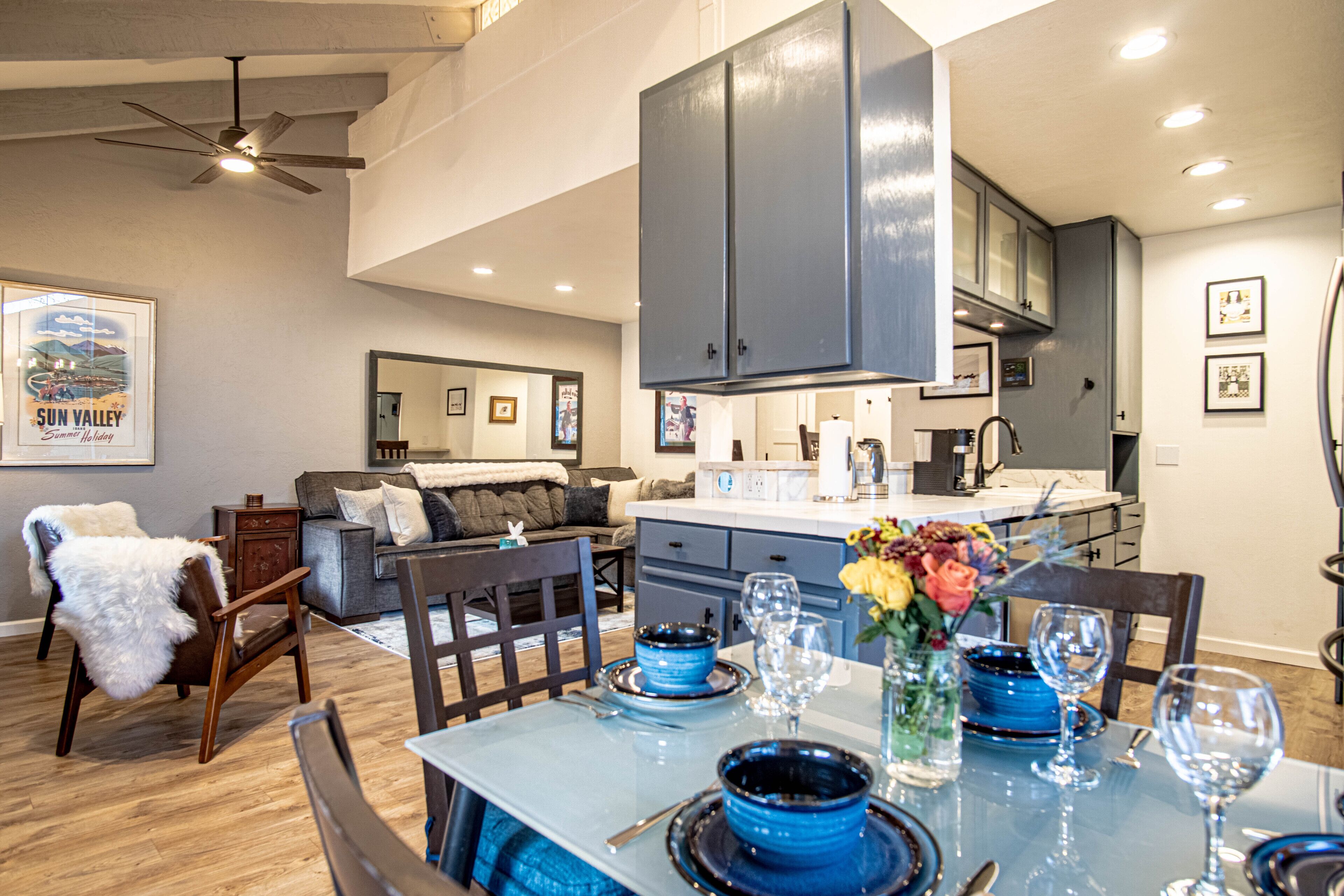 Condo, varias camas, balcón, vista a la montaña (Sun Valley Condo 124) | Área de sala de estar