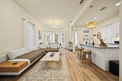 2BR Midtown Victorian Near Dining, Shops & Transit