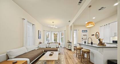 2BR Midtown Victorian Near Dining, Shops & Transit