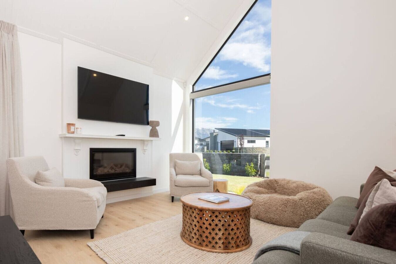 Televisión y chimenea 