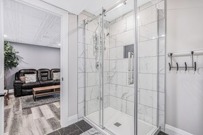 Shower, towels, soap, toilet paper - Modern Oasis in Beach Town (Port Elgin)