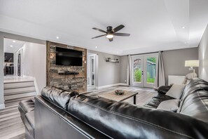Smart TV - Modern Oasis in Beach Town (Port Elgin)