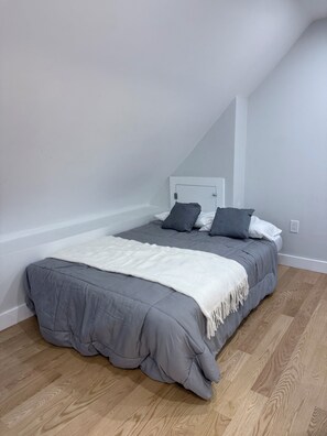 Tabla de planchar con plancha, wifi y ropa de cama 