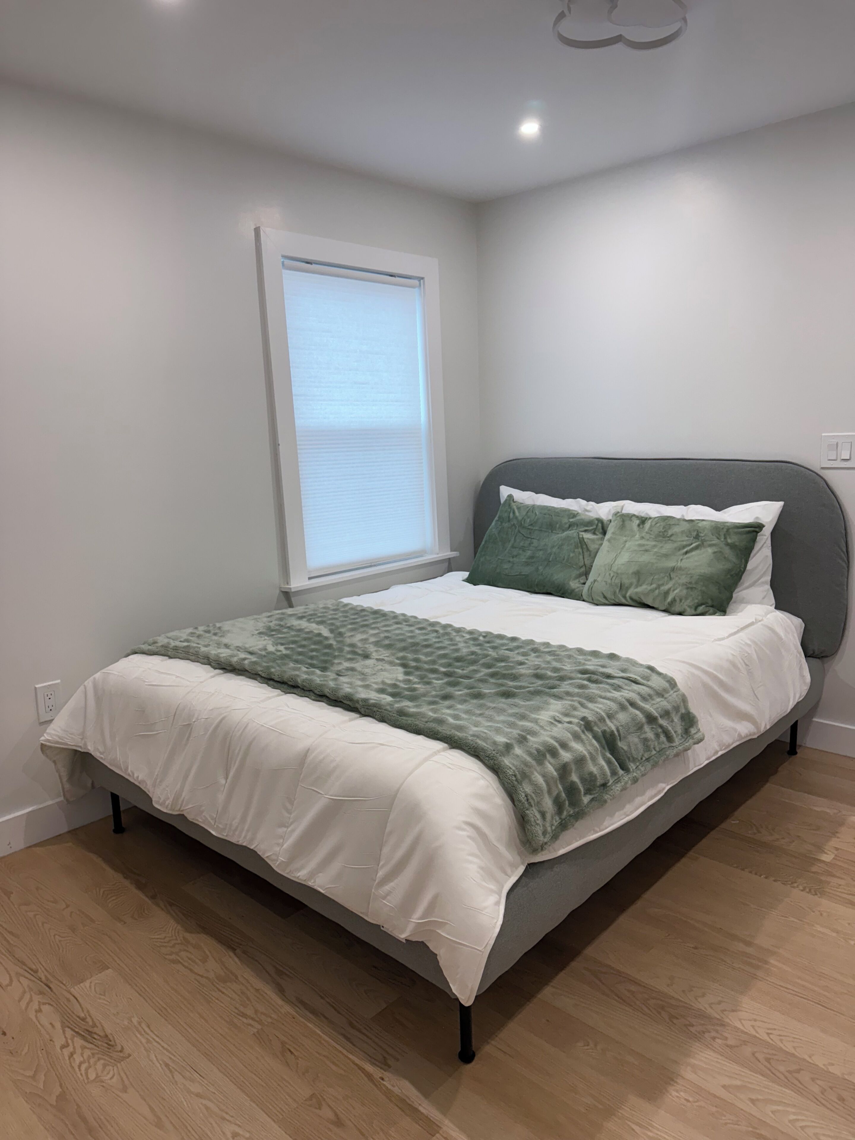 Tabla de planchar con plancha, wifi y ropa de cama 