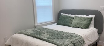 Modern Boston Stay, Full-Sized Kitchen, Electric Sauna, Added Driveway Parking