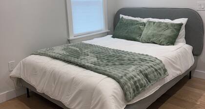 Modern Boston Stay, Full-Sized Kitchen, Electric Sauna, Added Driveway Parking