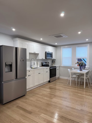 Modern Boston Stay, Full-Sized Kitchen, Electric Sauna, Added Driveway Parking
