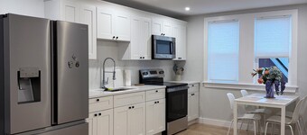 Modern Boston Stay, Full-Sized Kitchen, Electric Sauna, Added Driveway Parking