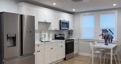 Modern Boston Stay, Full-Sized Kitchen, Electric Sauna, Added Driveway Parking