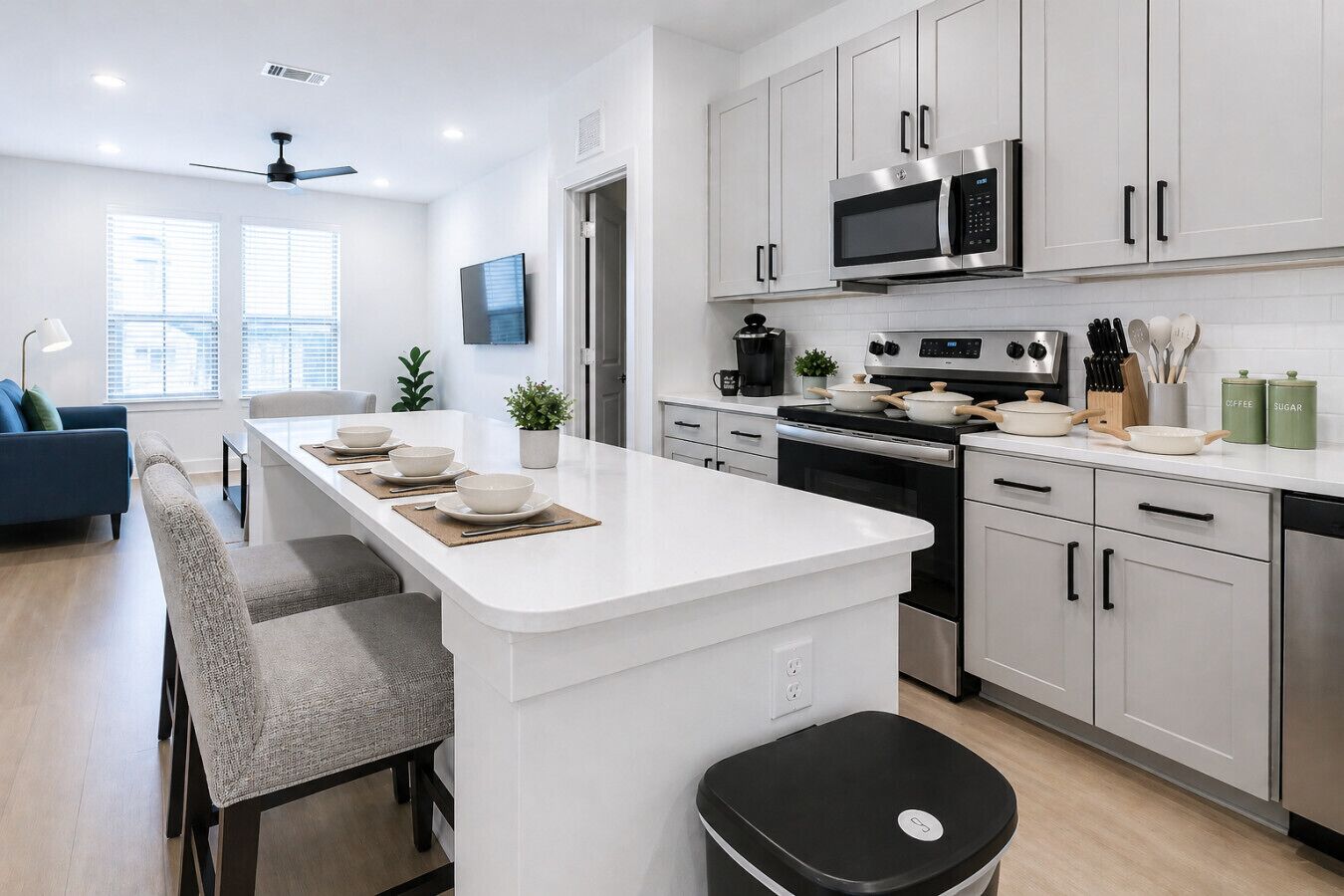 Réfrigérateur, micro-ondes, four, plaque de cuisson