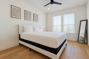 Iron/ironing board, WiFi, bed sheets - King 1BR · Extended Stay · Pool & Gym + Laundry (Sherman)