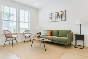 TV - Queen 1BR Worker Ready · Pool & Gym + Washer/Dryer (Sherman)